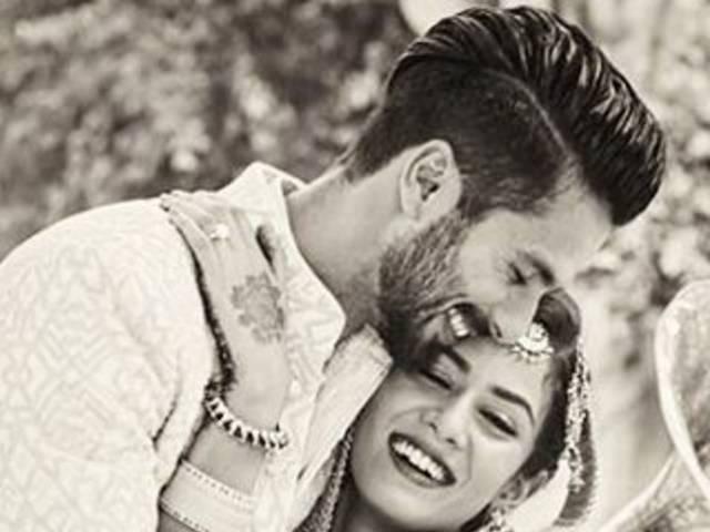 प्यारी तस्वीर शेयर कर शाहिद ने लिखा, 'हैप्पी बर्थडे बेबी वाइफ' Shahid Kapoor Shares pic with wife meera
