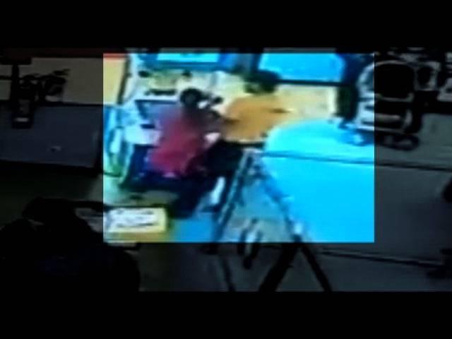 मम्मी-पापा आप कहां है?....मॉल में भी सुरक्षित नहीं हैं आपके बच्चे Man tying to forcefully kiss a little boy