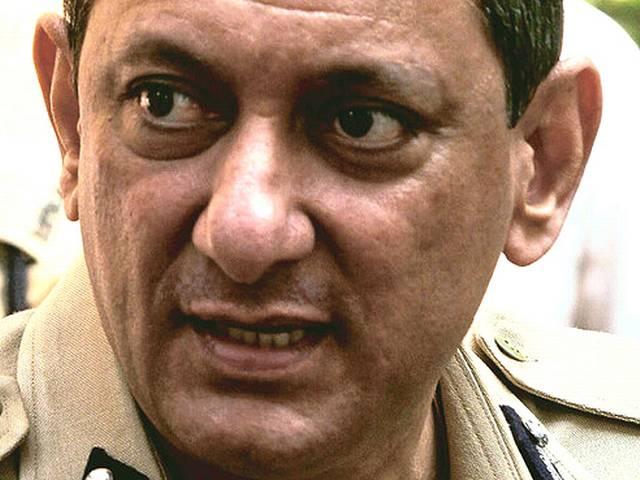 शीना बोरा मर्डर केस: तबादले पर बवाल के बाद अब राकेश मारिया ही करेंगे केस की जांच Rakesh Maria will continue to head investigations into Sheena Bora murder case