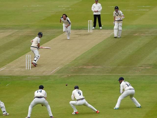 काउंटी क्रिकेटः लॉर्ड्स के मैदान पर साइडबॉटम का कहर! Yorkshire set to retain County Championship crown as Ryan Sidebottom stars