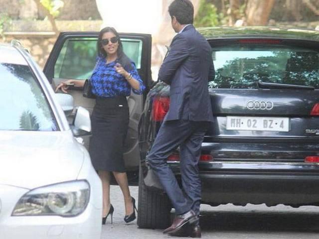 बर्थडे पर अक्षय को सरप्राइज देने ब्वॉयफ्रेंड के साथ पहुंची असिन Asin And Her Fiancé Rahul Sharma Visit Akshay Kumar On His Birthday