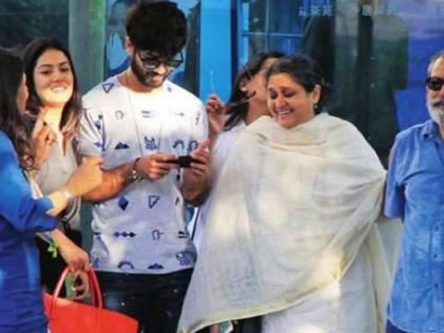 बर्थडे के बाद मीरा को शॉपिंग ले गए शाहिद कपूर Shahid Kapoor & Mira Kapoor Spotted With Family