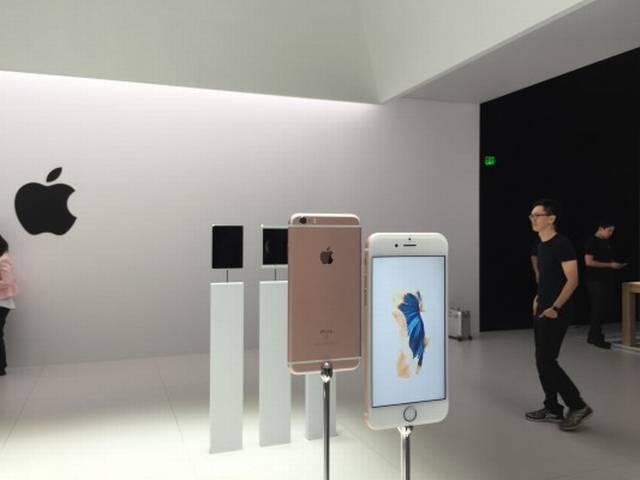अमेरिका में बिक्री शुरु होने के दो दिन बाद ही भारत में मिलेगा iPhone 6s, कीमत 1,00000 The iPhone 6s, 6s Plus now available for pre-order at over Rs 1 lakh in grey market: Reports