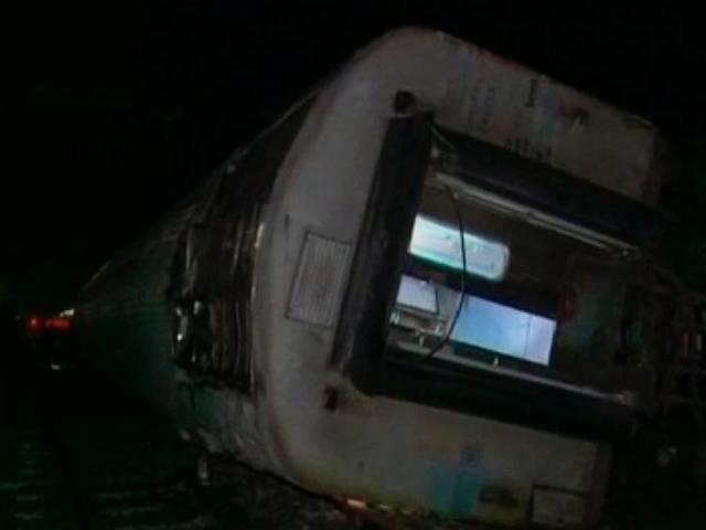 कर्नाटक: पटरी से उतरी दुरंतो एक्सप्रेस, दो की मौत और सात घायल 2 killed, 7 injured after Duronto Express derails in Karnataka