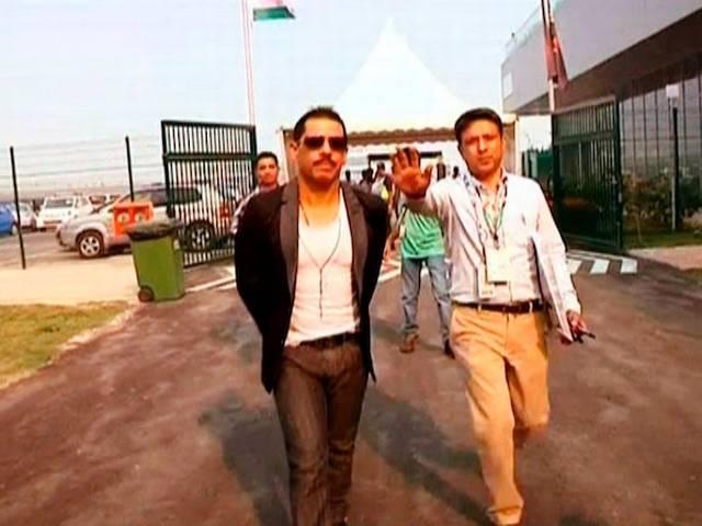 अब वाड्रा ने खुद ही उठाया अपने VVIP होने पर सवाल I am not VIP, remove my name from no-frisking list: Robert Vadra