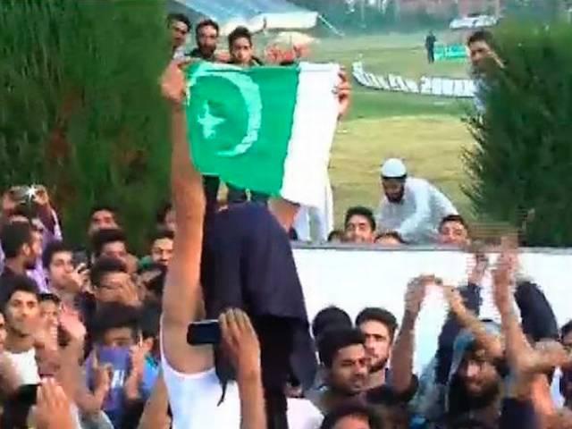 कश्मीर मैराथन में हंगामा, युवकों ने लहराया पाकिस्तानी झंडा Aniti-India slogans raised during Kashmir Marathon in Srinagar