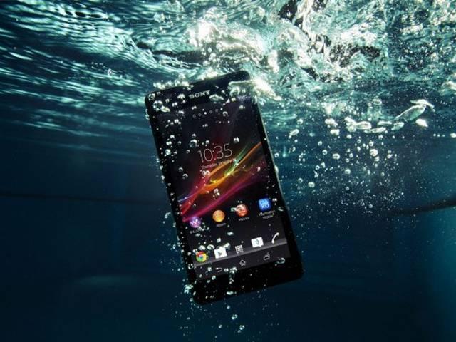 पानी में खराब होने पर 'वॉटरप्रूफ' Xperia Z5 पर नहीं मिलेगी वारंटी Don’t take your waterproof Xperia Z5 underwater
