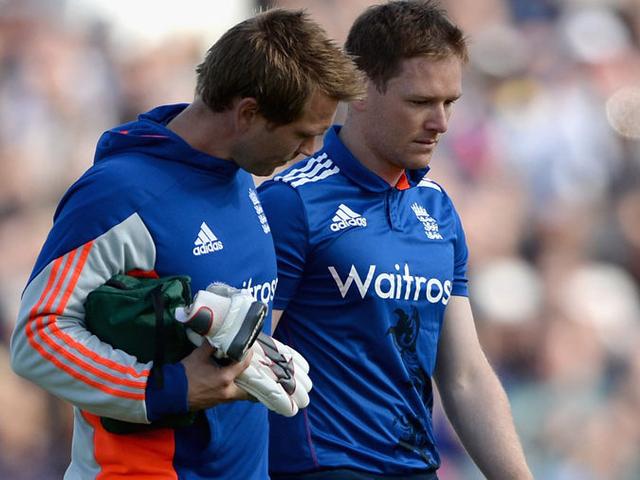 स्टार्क के बाउंसर पर घायल हुए कप्तान मोर्गन, मैच से हुए बाहर Morgan out of ODI after head injury