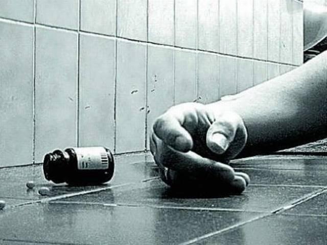 नियुक्ति रद्द होने से हताश हुए शिक्षामित्र, कई ने की आत्महत्या Shiksha Mitra ends life in UP after HC order
