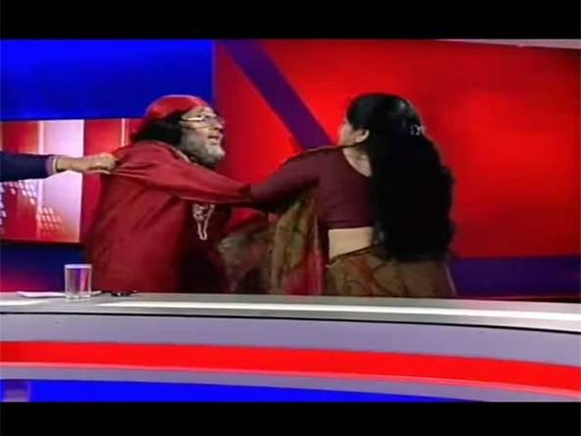 VIDEO: 'राधे मां' पर बहस के बीच धर्मगुरुओं ने एक दूसरे को जड़ा थप्पड़ Discussion on Radhe Maa turns violent during live discussion on IBN7