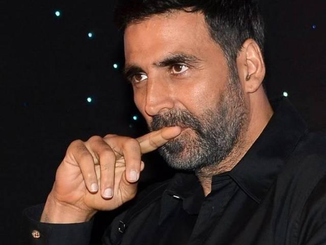 पत्नी ट्विंकल का ऑटोग्राफ लेने के लिए फैंस ने किया अक्षय को अनदेखा Akshay Kumar_