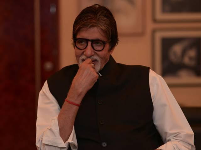 जब अमिताभ बच्चन की महफिल में गुल हुई बत्ती Amitabh Bachchan distributes helmets to Mumbai Traffic Police