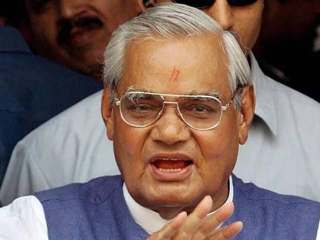 वाजपेयी को जीते जी स्कूल में दी गई श्रद्धांजलि, हेडमास्टर सस्पेंड Headmaster closes school over Vajpayee’s ‘death’, suspended