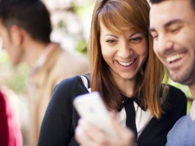 ब्रिटेन: क्लास में स्मार्टफोन पर बैन की तैयारी britain is planning to ban smart phone, gadgets in classrooms