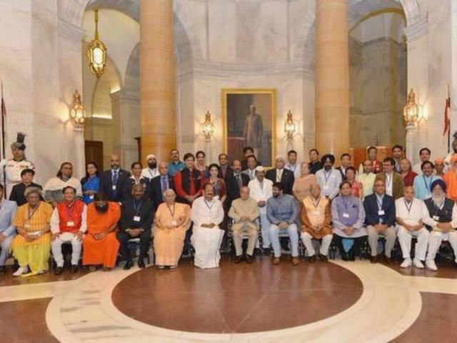 जब कॉमेडी किंग कपिल शर्मा ने लिख दिया राष्ट्रपति का गलत नाम comedian Kapil makes a goof up in President Mukherjee’s name