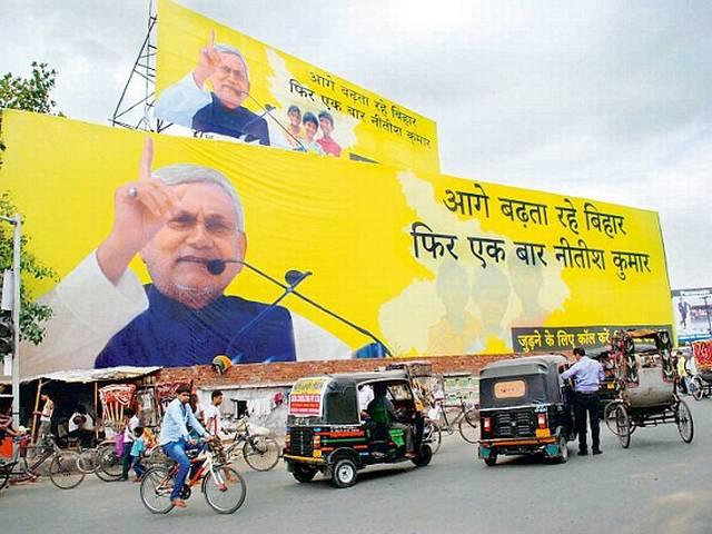 बिहार चुनाव में 'विजय फैक्टर': 'अभी यूं ही गाड़ी पर कपड़ा मार कर भीख मांगनी पड़ेगी बच्चे' Vijay Factor: Bihar election reporting and analysis series by Vijay Vidrohi