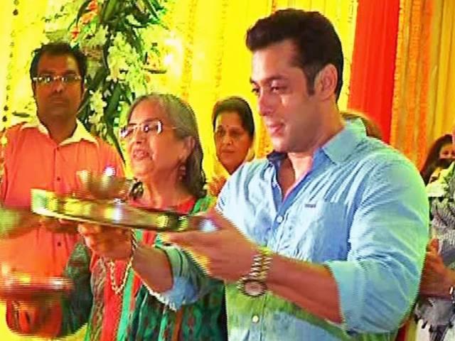सलमान 'खानदान' में होगी 'इको फ्रेंडली' गणेश की पूजा, प्रसाद में मिलेगा चॉकलेटी मोदक Salman Khan and family bring Ganpati home, get special chocolate modaks for friends