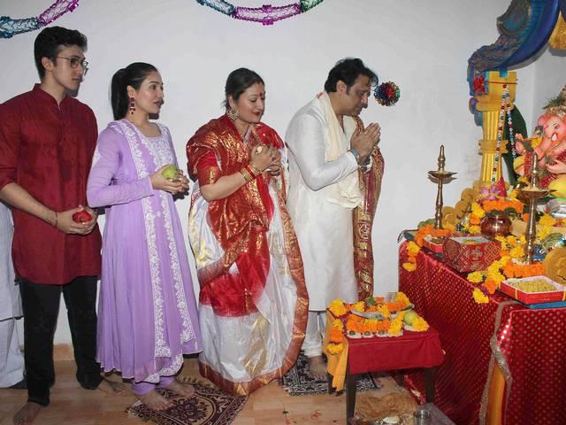 शिल्पा, माधुरी, विवेक, गोविंदा सहित कई बॉलीवुड सितारों के घर पधारे गणपति बप्पा Mumbai: Bollywood celebrates Ganesh festival