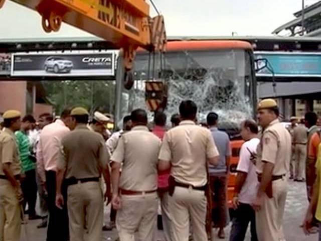 दिल्ली: चलती बस में ड्राइवर को हार्ट अटैक, पांच कौ रौंदा, तीन की मौत Bus runs over 7 in Delhi’s Chandni Chowk as driver suffers heart attack