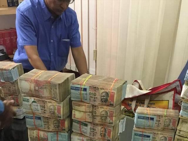 वसुंधरा को बिना बताए हुई खनन के प्रमुख सचिव अशोक सिंघवी की गिरफ्तारी- सूत्र ‘Ashok Singhwi has been arrested on PMO signal’
