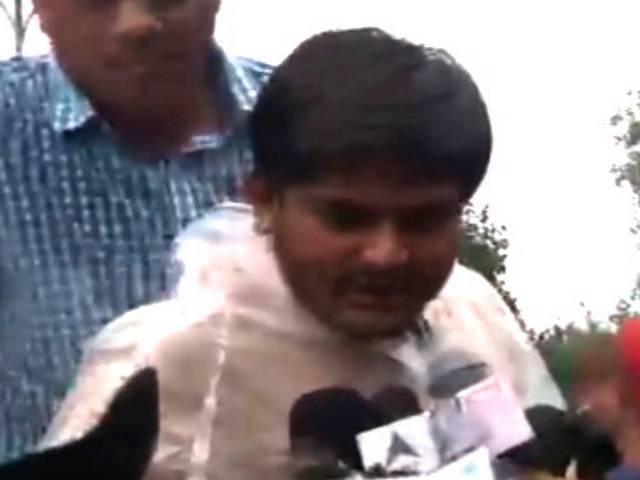 'एकता रैली' पर अड़े हार्दिक पटेल गिरफ्तार Hardik Patel, Patel quota stir leader, detained in Surat