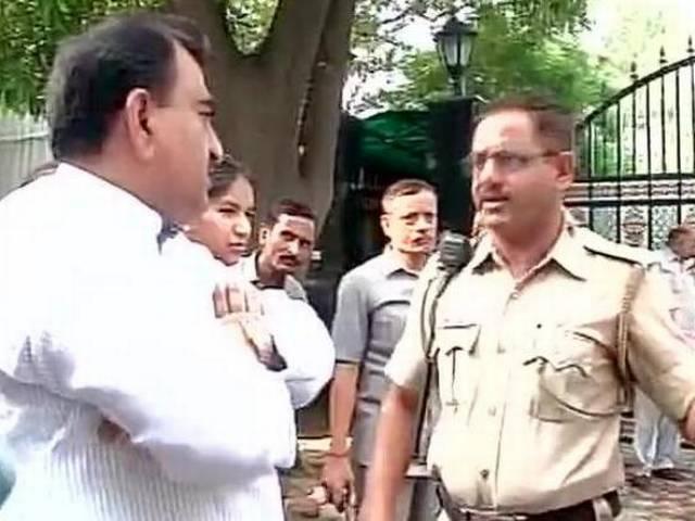 फॉगिंग टीम लेकर सीएम आवास पहुंचे मेयर, नहीं मिली इंट्री Anti dengue fumigation process carried out at CM Kejriwal’s residence