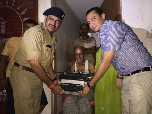 सोशल मीडिया पर वायरल तस्वीर ने दिलाया बुजुर्ग टाइपिस्ट को इंसाफ Policeman smashes aged man’s typewriter, CM Akhilesh Yadav gifts him new after Facebook outrage