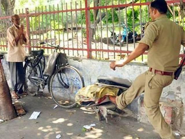 बुजुर्ग का टाइपराइटर तोड़ने वाला दारोगा सस्पेंड, सरकार ने मांगी माफी daroga sauspended