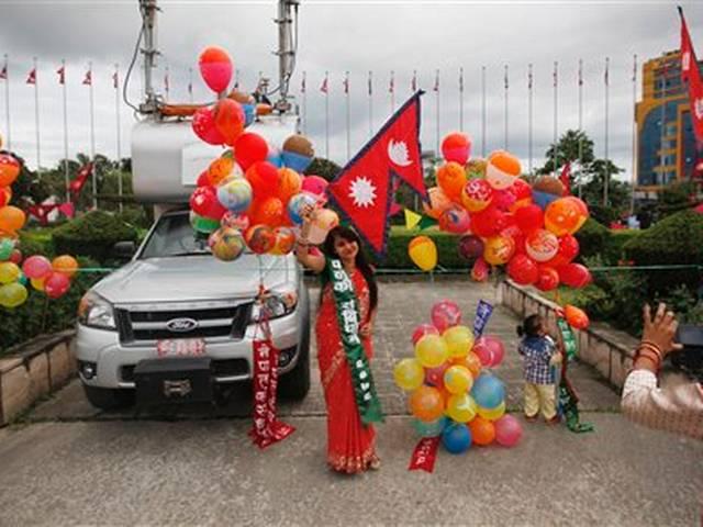 हिंसा, खून-खराबे के बीच नेपाल में नया संविधान लागू, 14 जिलों में कर्फ्यू Nepal: Madhesi man protest against the country’s new constitution