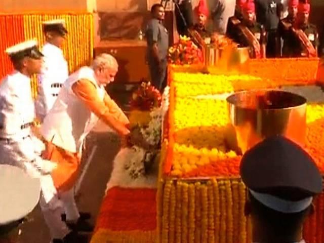 पाक पर ऐतिहासिक जीत के 50 साल, पीएम मोदी ने शहीदों को दी श्रद्धांजलि PM Modi at Amar Jawan Jyoti (Delhi), pays tribute to commemorate 1965 war martyrs