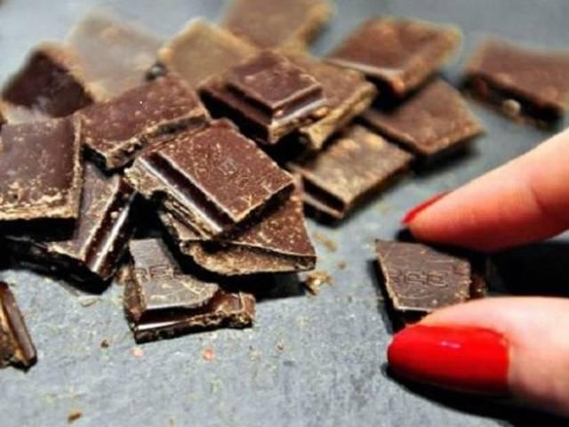 ये सुपरफूड खाने से चुटकियों में दूर होगा तनाव Chocolate Reduces Stress, Study Finds