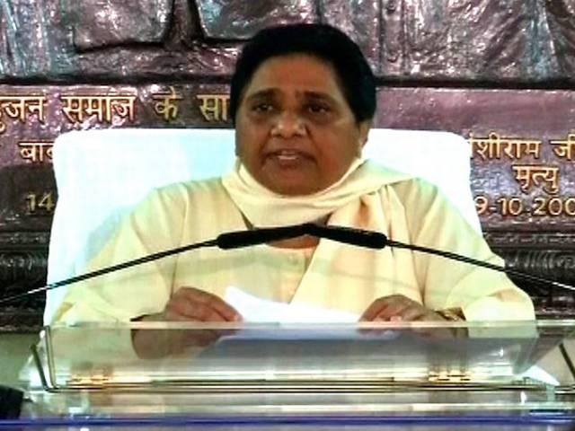 CBI जांच से नाराज माया ने कहा- RSS के हाथ में मोदी की नकेल If PM Modi or his Govt acts on RSS chief Mohan Bhawat’s comments, our party will protest nationwide: Mayawati