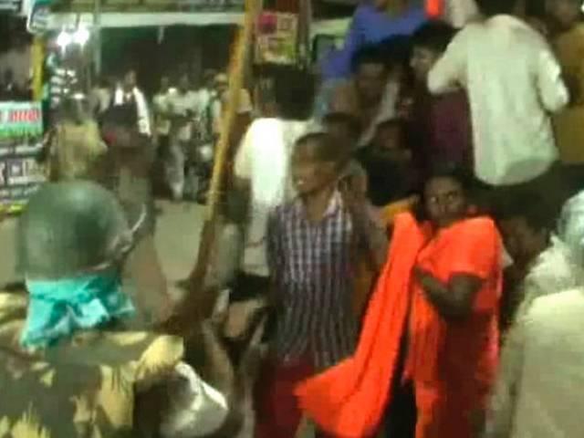 वाराणसी में गंगा में मूर्ति विसर्जन पर अड़े साधुओं पर पुलिस ने बरसायीं लाठियां varanasi tense over Ganesh idol immersion