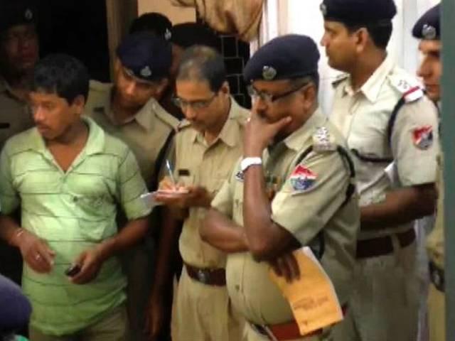 इज्जत बचाने को चलती ट्रेन से कूदे पति-पत्नी, 10 माह का बच्चा भी था husband-wife jumped from train to save them from molestation