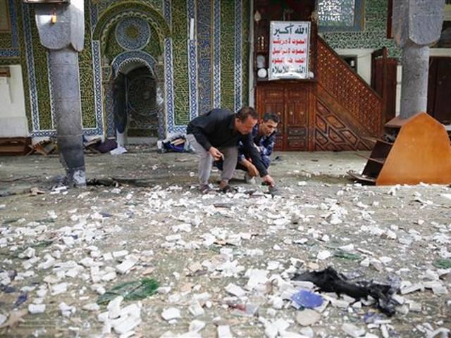 यमन: आईएस ने मस्जिद में हुए बम विस्फोट की जिम्मेदारी ली, 25 की मौत Yemen mosque bombing kills at least 25 during Eid prayers