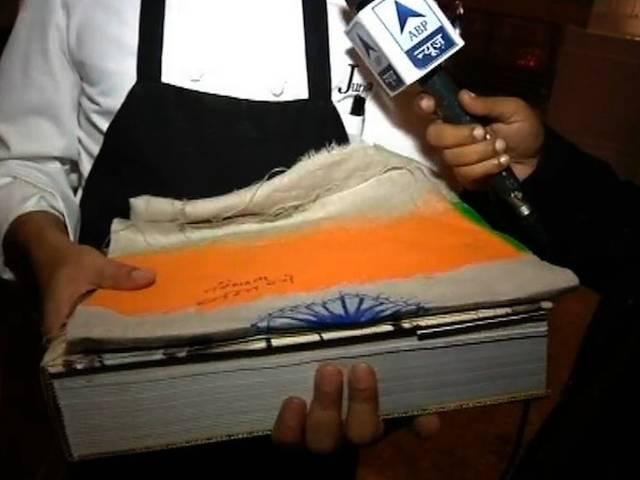 पीएम ने तिरंगे पर गलती से दिये 'ऑटोग्राफ'! Indian officers take back ”autographed’ flag from star chef Vikas Khanna