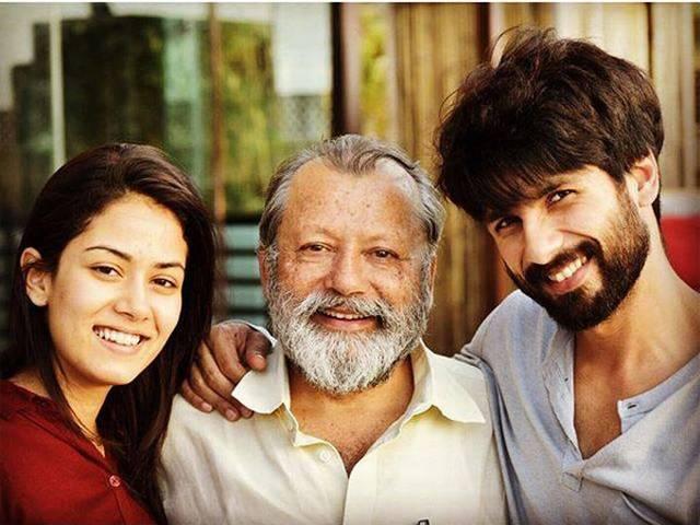 शाहिद ने शेयर की मीरा और डैड पंकज कपूर के साथ 'शानदार' सेल्फी shahid shared a shaandar selfie with wife meera and dad pankaj kapoor