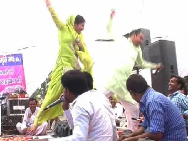 पं. दीनदयाल को ऐसी श्रद्धांजलि! बीजेपी नेताओं की मौजूदगी में लगे ठुमके Deendayal centenary celebration