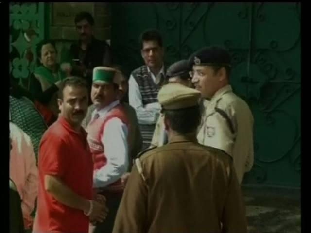 एक तरफ सीएम के घर बेटी की शादी दूसरी तरफ सीबीआई का छापा CBI officials raid Himachal CM Virbhadra Singh’s residence