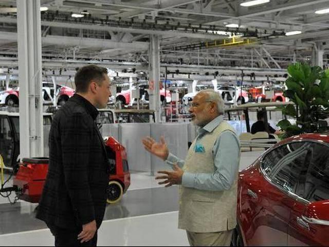 दुनिया के टॉप सीईओ से मिले पीएम नरेंद्र मोदी PM Modi Meets Apple CEO Tim Cook, Visits Tesla Motors