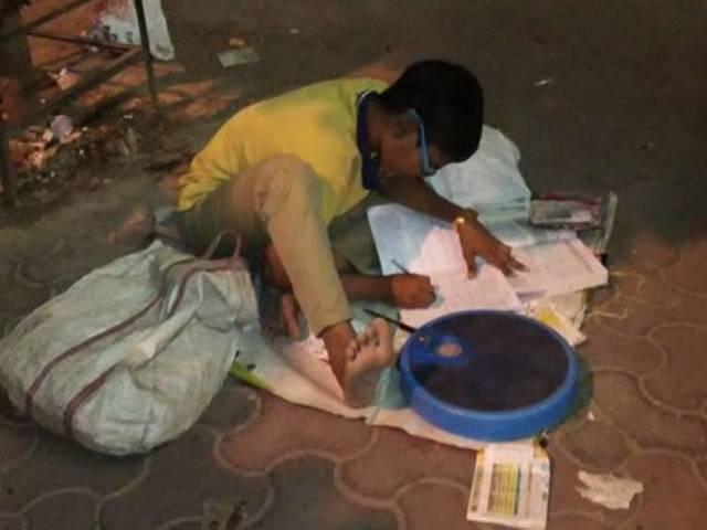 मेट्रो स्टेशन पर पढ़ाई करने के लिए मजबूर हरेंद्र की पढ़ाई में मदद करेंगे सीएम अखिलेश akhilesh yadav help harendra