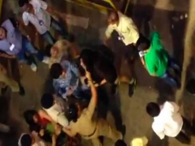मुंबई में लड़की पिटाई को लेकर एबीपी न्यूज की खबर का असर Video of Mumbai police mercilessly beating young girl goes viral