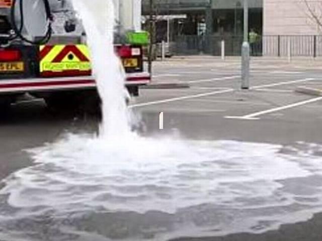 VIRAL VIDEO: पानी पीने वाली सड़क Concrete Soaks up 880 Gallons of Water Per Minute