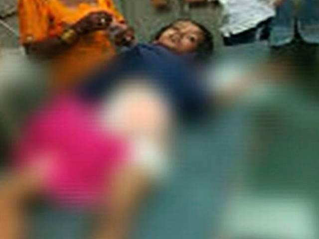 दर्दनाक VIDEO: दिल्ली में 8 साल की बच्ची को कुत्ते ने नोंच-नोंचकर किया जख्मी Dog injured little girl