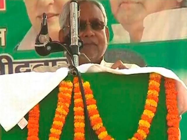 नवादा की सभा में नीतीश को दिखाई गई चप्पल, लगे मोदी-मोदी के नारे Modi Modi chants in Nitish rally