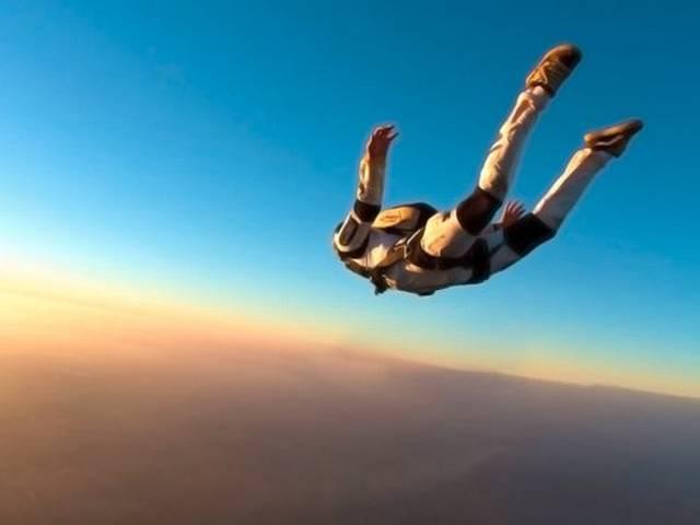 स्काय डाइविंग हादसे में एमटीवी स्टार की मौत Extreme Sports Star Erik Roner Dies in California Skydiving Accident