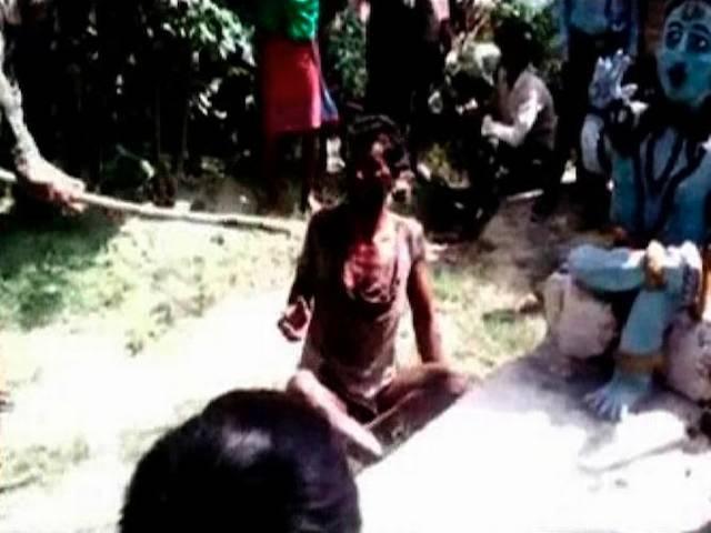 भीड़ बनी हैवान, युवक को आतंकी मानकर पीट पीट कर मार डाला Called Pakistani terrorist, man beaten to death