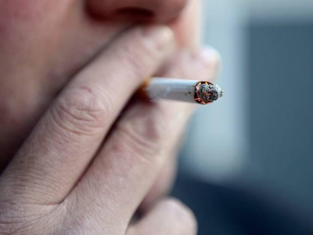 ब्रिटेन में जेलों में धूम्रपान पर लगेगा प्रतिबंध Prison smoking ban begins in 2016 despite fears of unrest