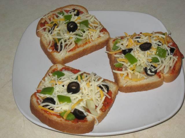 तो अब घर में ही बनाइए ब्रेड पिज्जा Bread Pizza Vegetarian Recipe