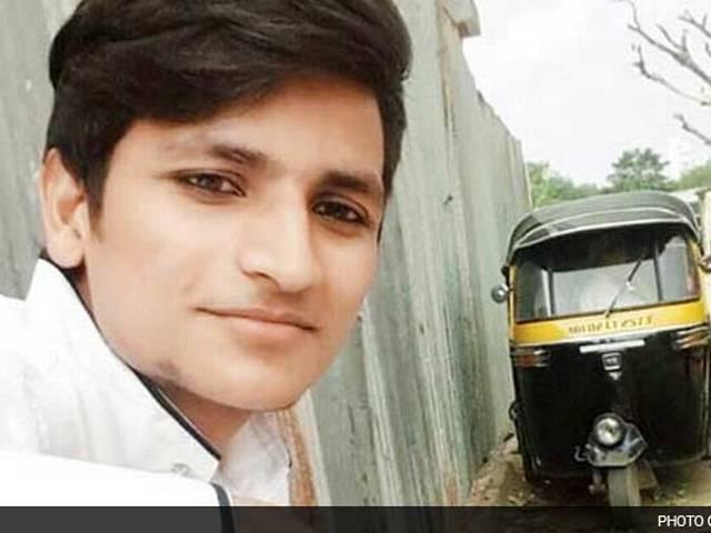 ब्वॉयफ्रेंड को मिलने के बहाने बुलाकर लड़की ने चाकू से गोदकर की हत्या Girl Calls Boyfriend, Has Him Stabbed to Death